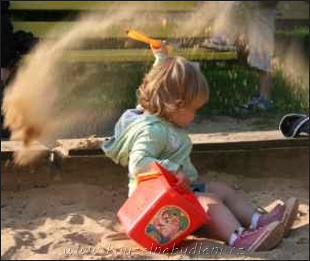 Holčička na pískovišti