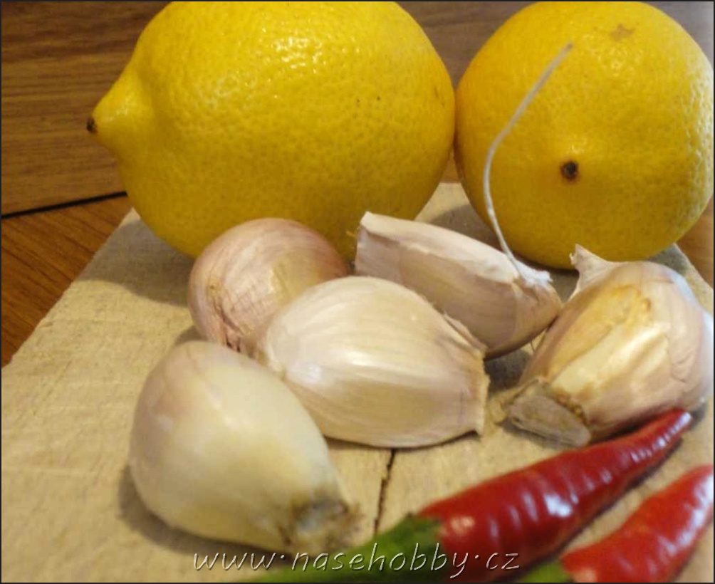 V elixíru jsou samé zdravé věci, foto med Arabská mytologie říká, že první česnek vzešel z otisku nohy ďábla, vyhnaného z ráje. Proto proti všem zlým duchům stačí sníst kousek česneku.