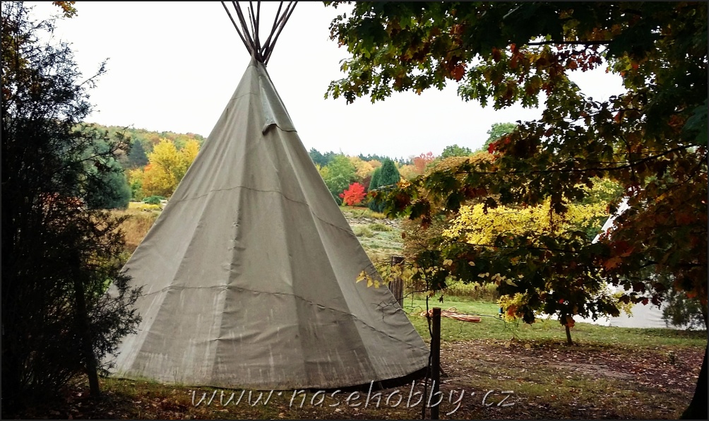 stavba teepee, foto med Indiánský wigwam - teepee